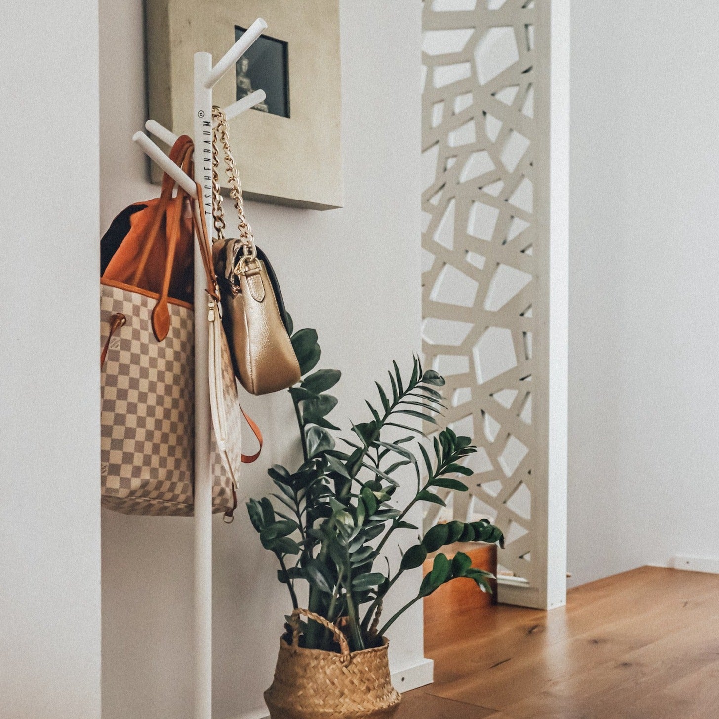 TASSENBOOM WHITE ANTIQUE | IRON